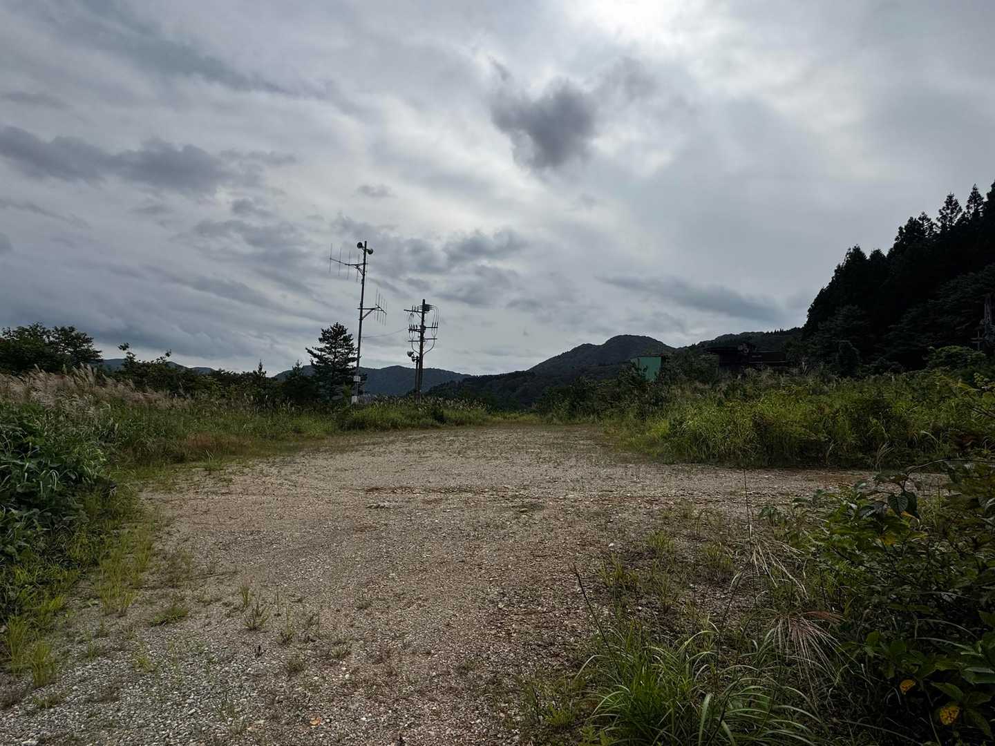 スキー場跡地のようで広いスペースあり。