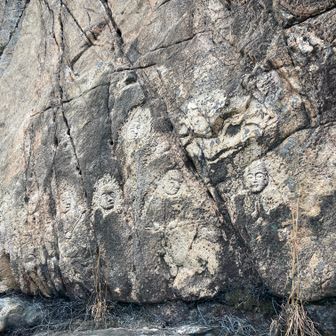 裏手に周り、十六羅漢