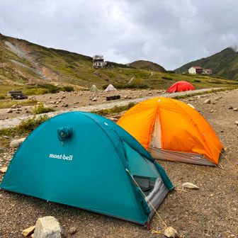 テント設営しました⛺️！
ペグの打ち方が分からず、ウロウロ。
大学生の山岳部さんが設営中のところに突然、「見学させてくださいねー」と近づく。
怪しくてすみません笑
