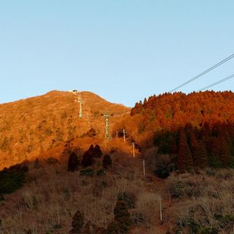 別府ロープウェイ乗り場からの鶴見岳のモルゲンロート