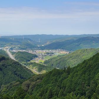見晴らしあった。
新東名高速、額田TN辺り。
左奥に岡崎市街。