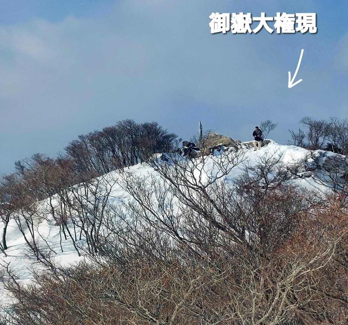 これから御嶽大権現に行って見ます
先客がいますね