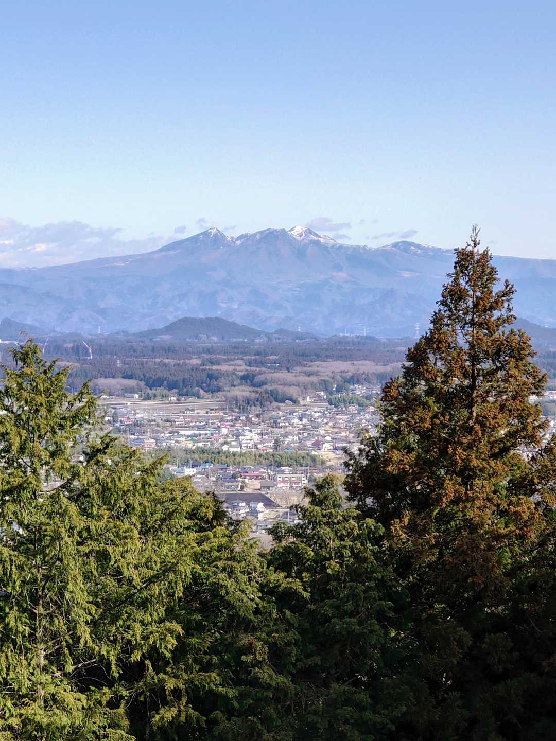 山頂からの高原山🗻