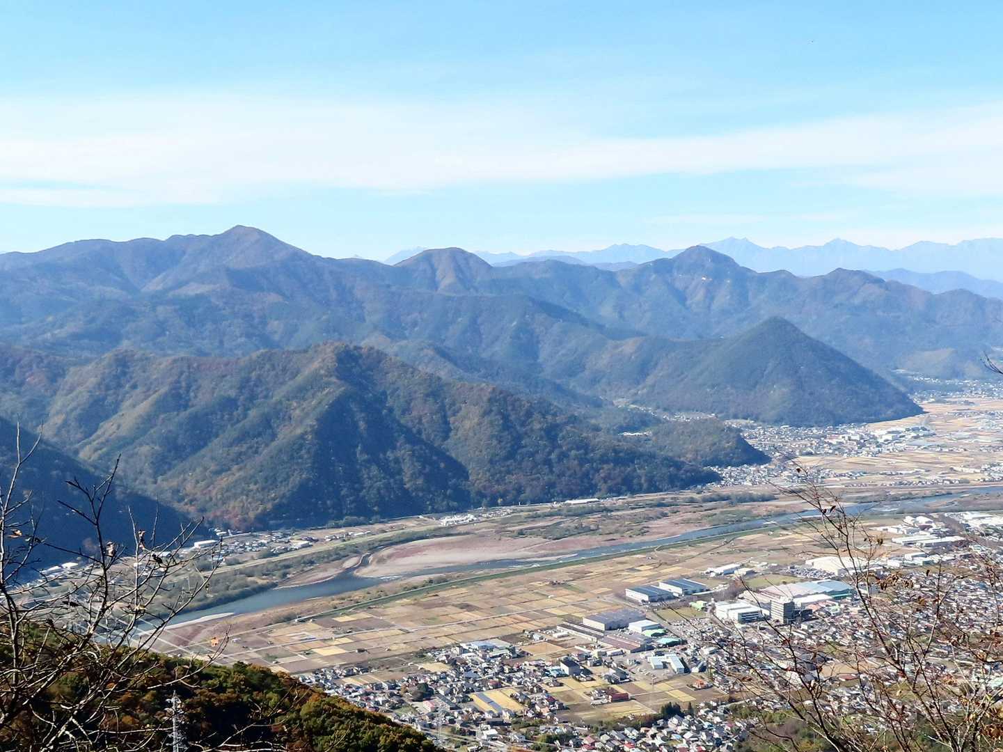 奥のピークは左から大林山、八頭山、冠着山。冠着山の右手前は岩井堂山