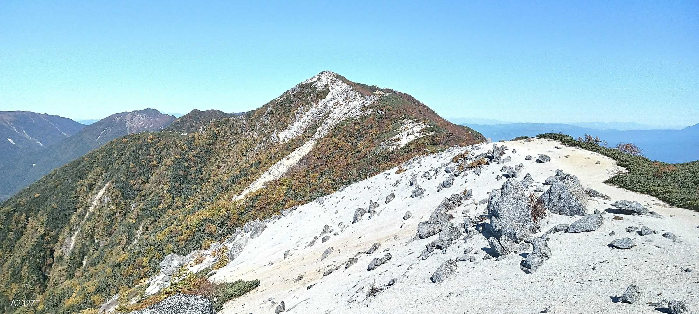 薬師岳から見た観音岳
綺麗な稜線ですね