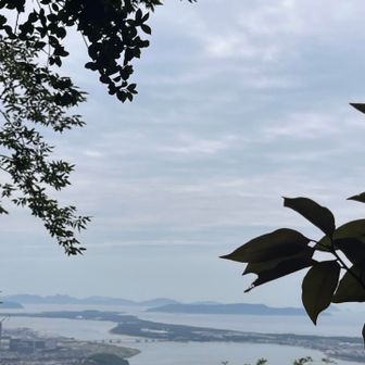 だいぶ下りてきました
「海の中道」が大きく近く見えます