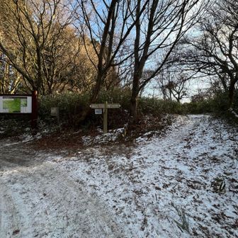 伏見峠 
ここから山頂まで2.1km50分と出てます 