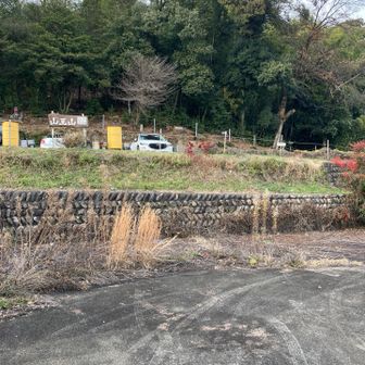 刀匠の里の入り口から山王山の登り口🅿️への道がありました。
左手に駐車場が見え、その右手に登り口が。