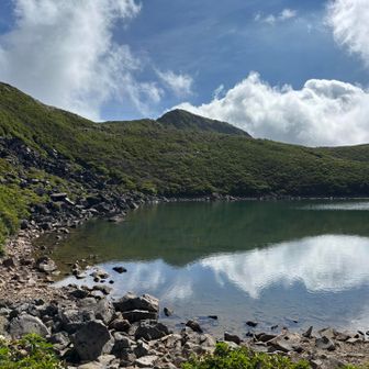 御池（みいけ）

奥に『中岳』
　標高1,791mで九重連山および九州本土の最高峰です。
今日は、登りません！。
