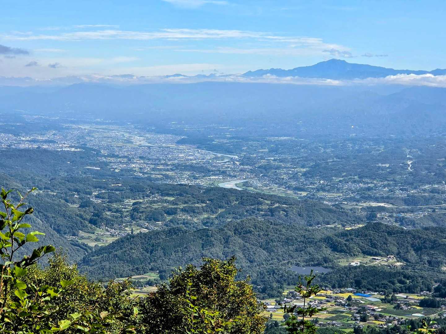 ちょうど山頂の高さと大気の蒸気層の高度が同じぐらいなので
伊那谷の眺望はこんな感じ