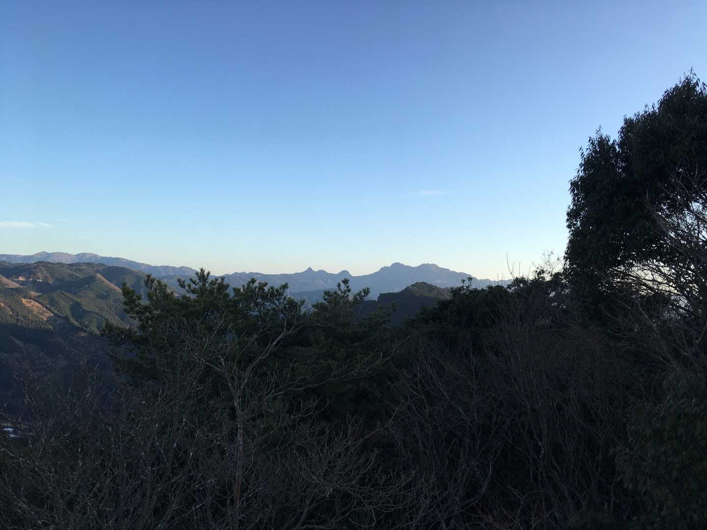 さっきまで居た英彦山とその隣の一ノ岳ニノ岳三ノ岳
