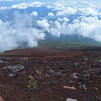 下を見ると、ジグザグの下山ルートが延々と続いている。