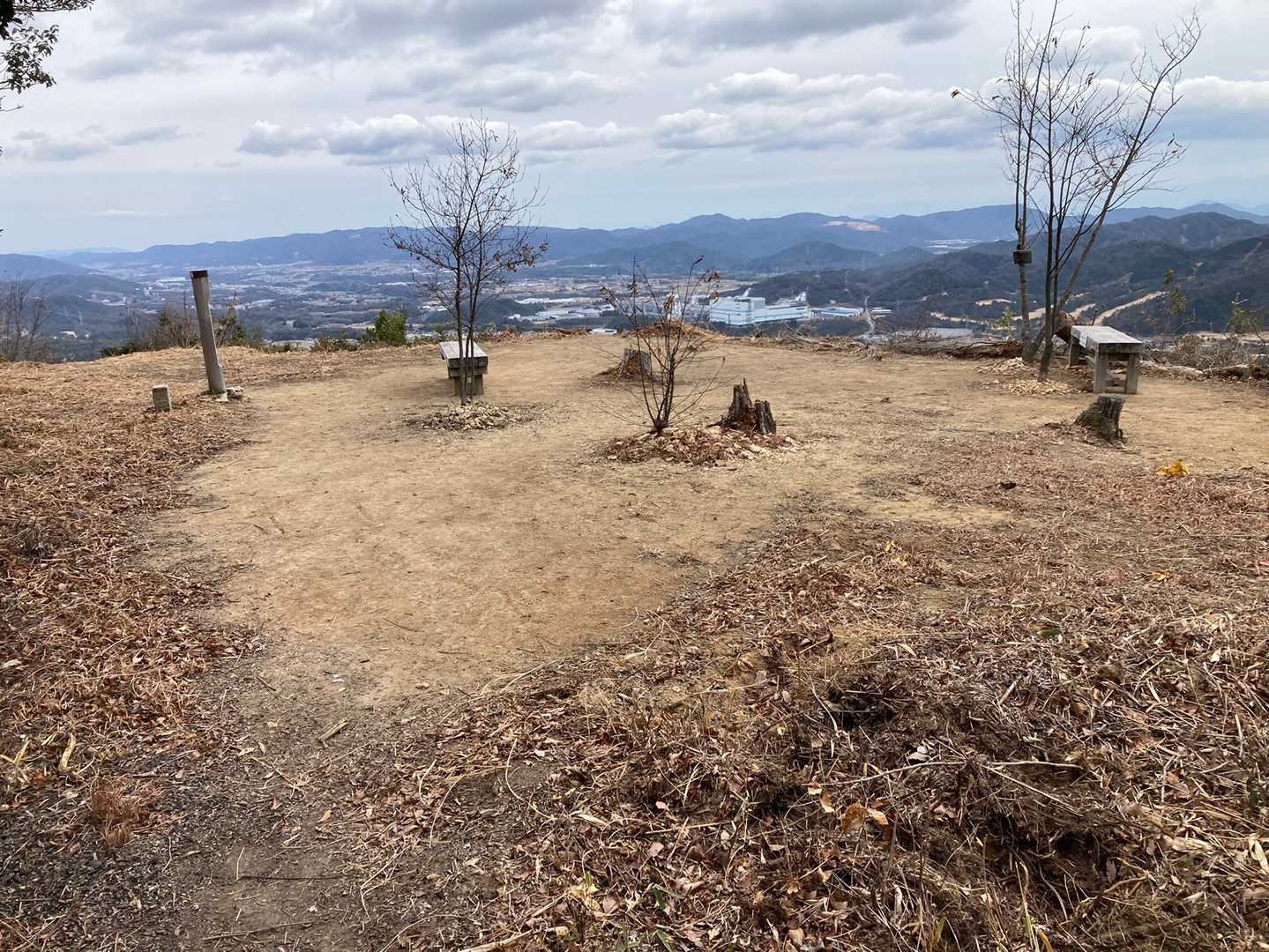 頂上着きましたよ😄
ベンチ付きのステキな広場😄
