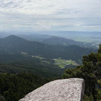 スタート地点の竜岩自然の家
後ろは大根地山