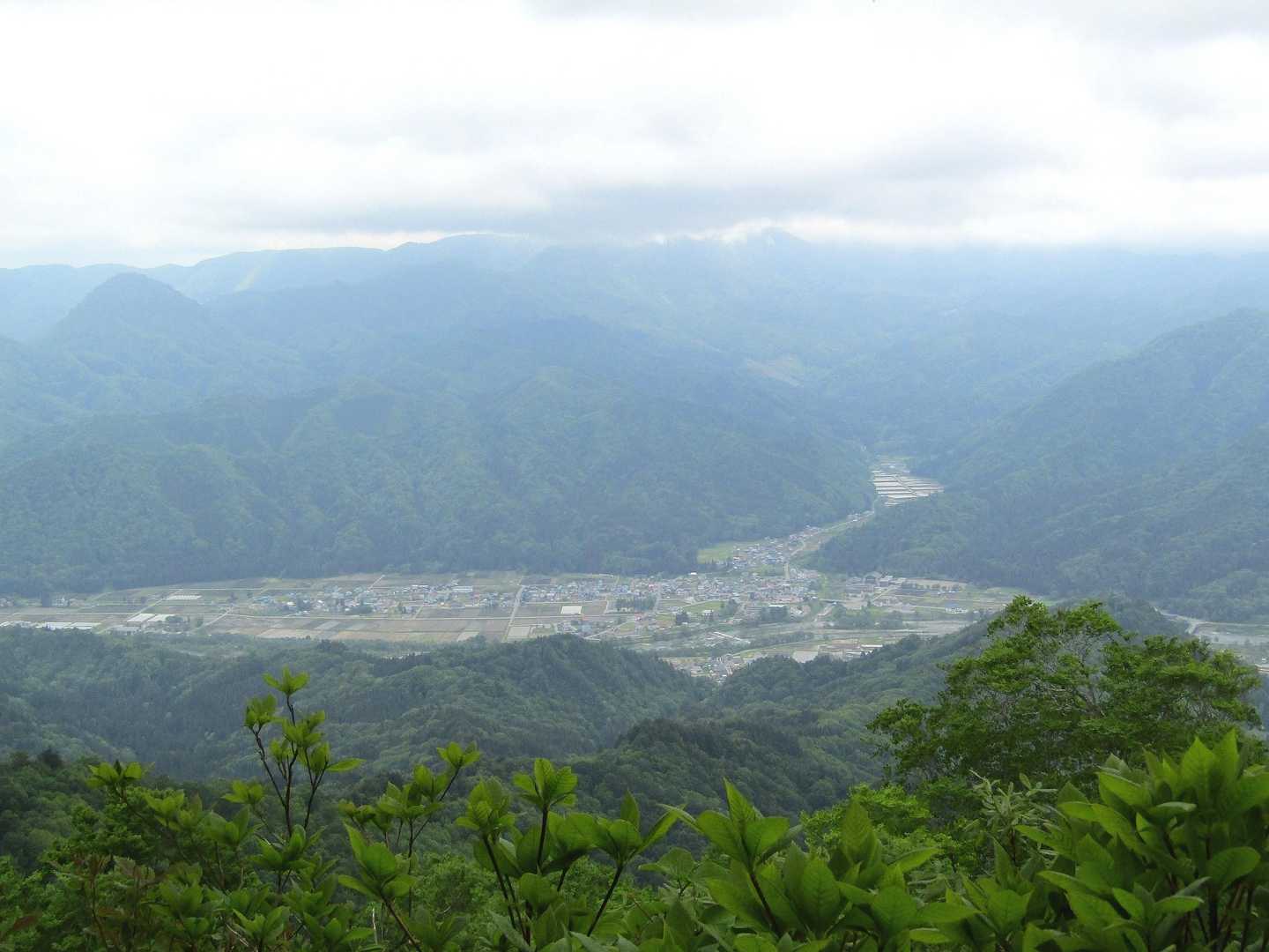 伊南の集落が見えるねー
七ヶ岳は雲の中☁️
現在は伊南や檜枝岐まで郡山から二時間足らずで行けますが、私が運転免許を取った頃は道路事情が悪くて五時間以上かかりました🚙