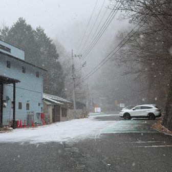 駐車場も雪がチラチラ