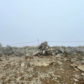丸山山頂⛰️
山頂標識があると聞いていたのですが何もなし😆そして景色もなし🤣