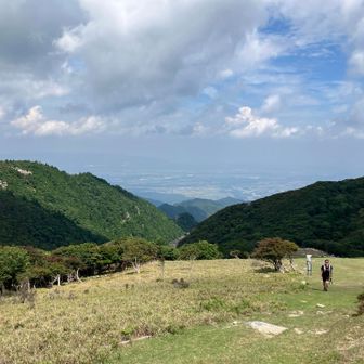 さて、下山開始。初心者でも登れるという裏道を行きます……