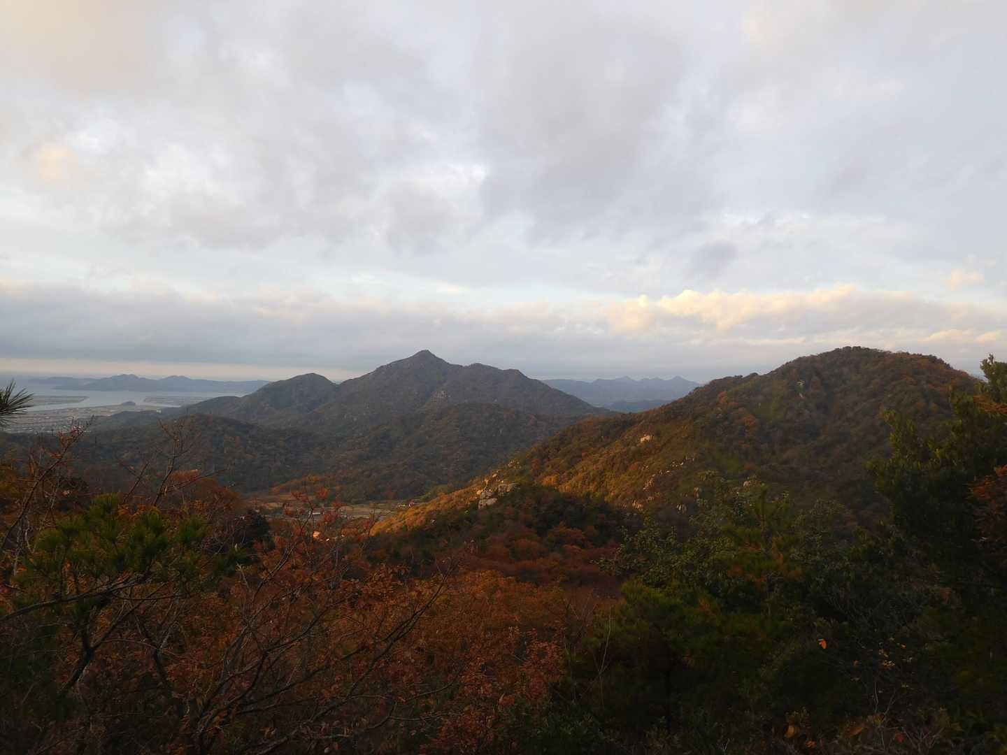 朝焼けと紅葉のコラボ・・・・・って言っていいのかな😀