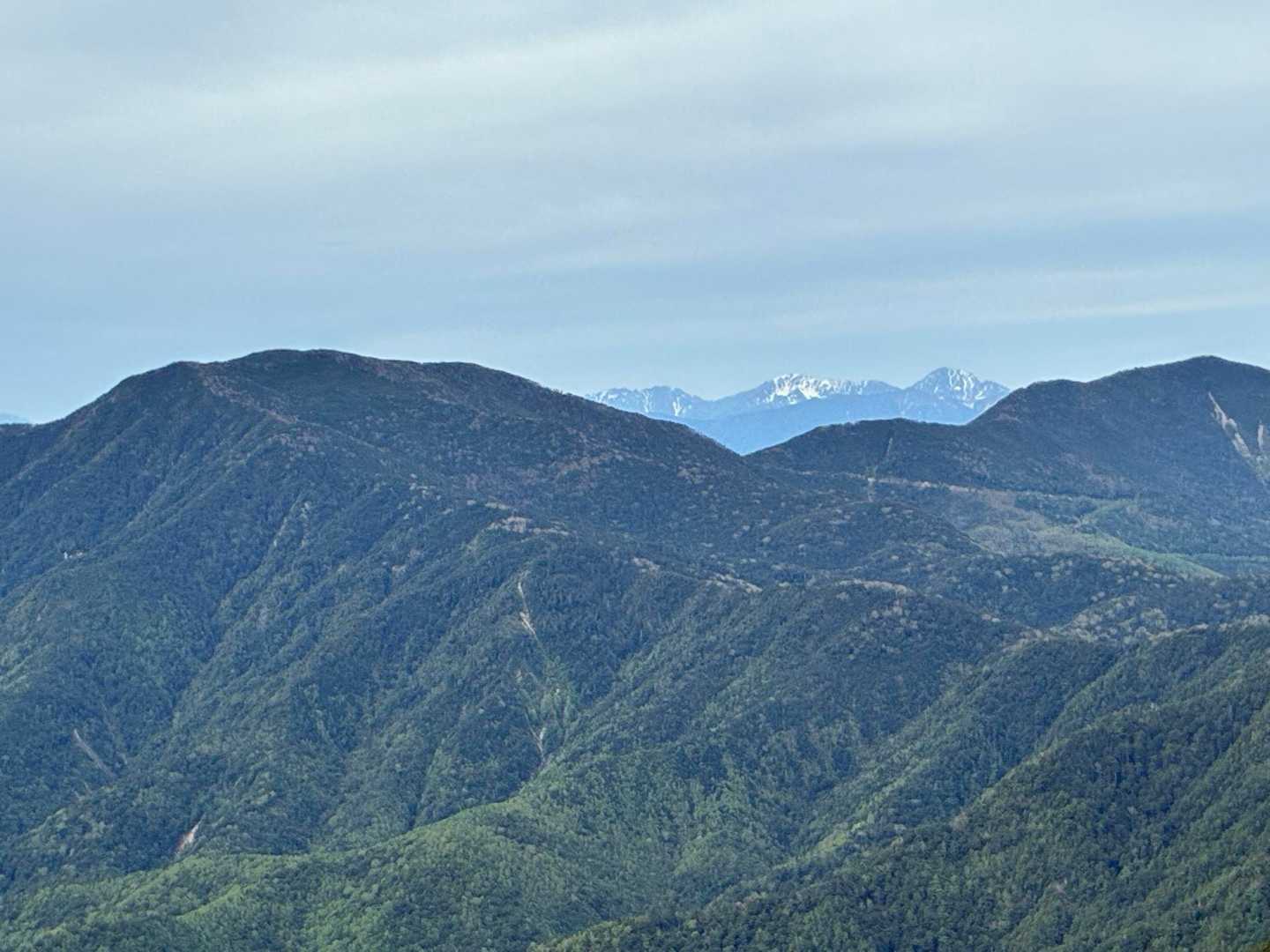 左に国師ヶ岳　奥に白峰三山