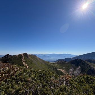 根石岳山荘見える