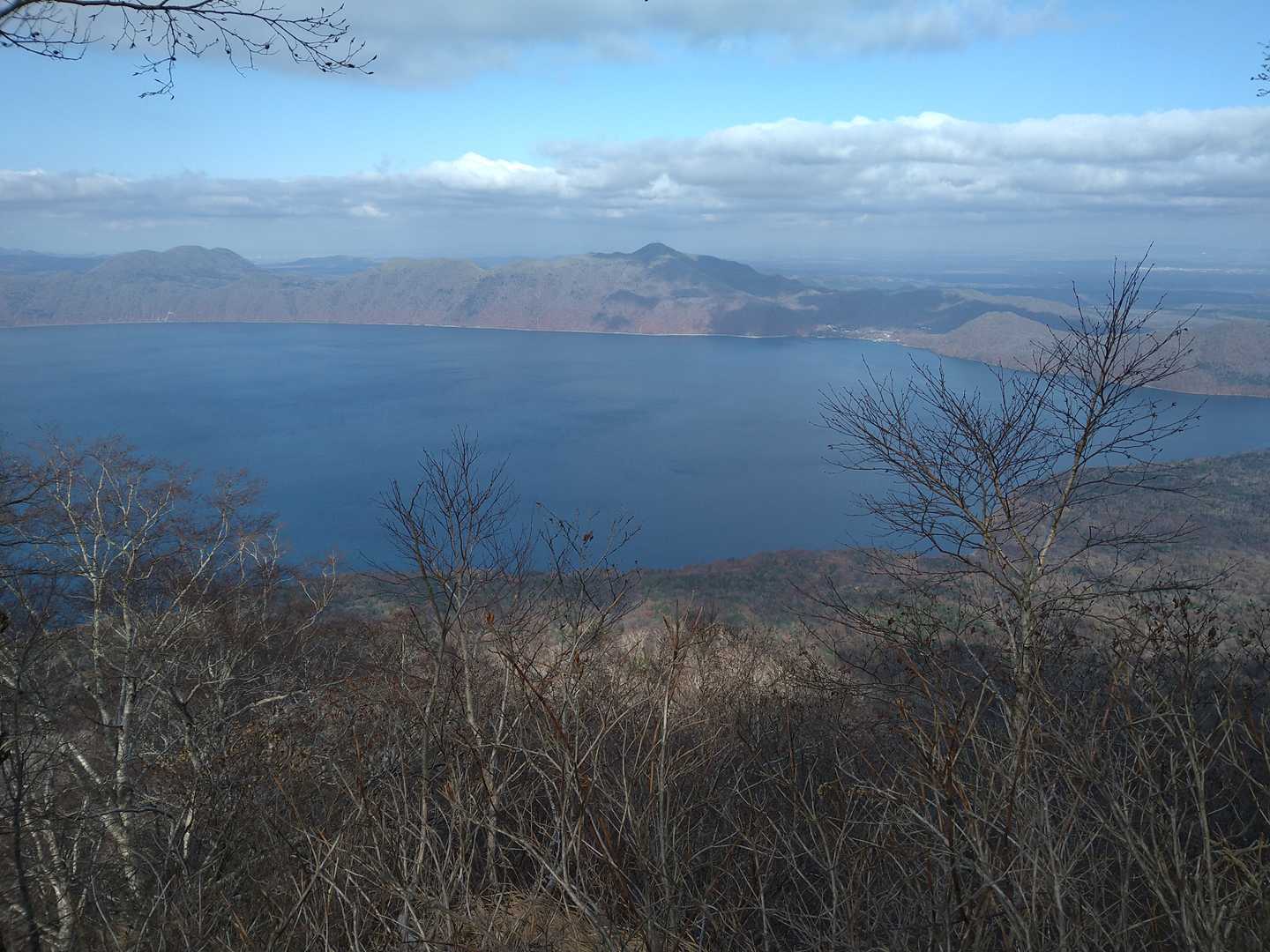 森林限界になってくると、振り返る支笏湖や周辺の山並みがとてもきれいだ。