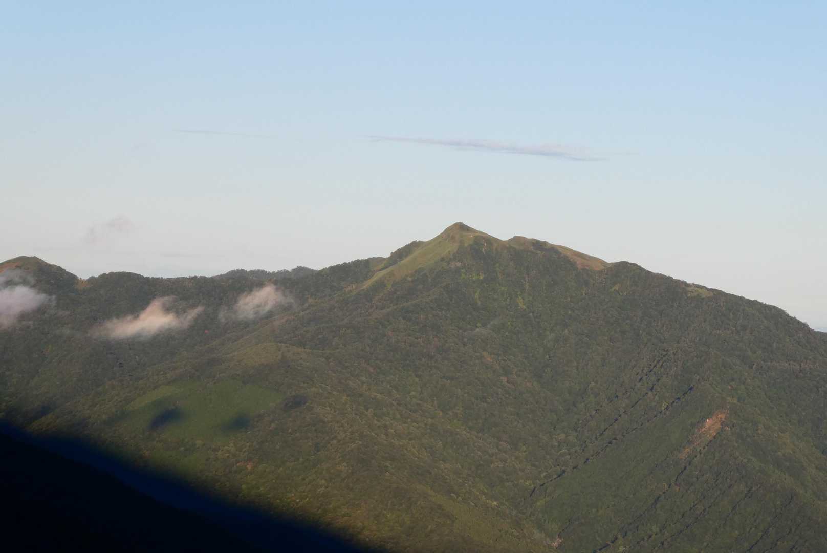 正面に三嶺山