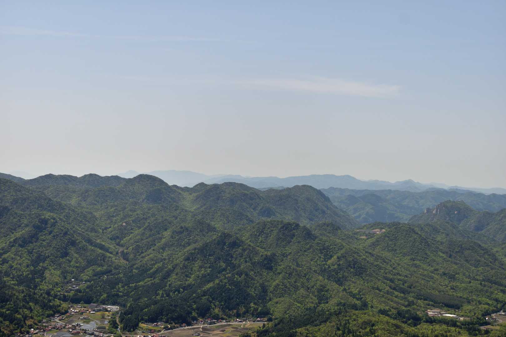 南方向
右手前の岩が多い山が白滝山
奥には左から周防大島の嵩山、嘉納山、文殊山、岩国の高照寺山、氷室岳に至る稜線