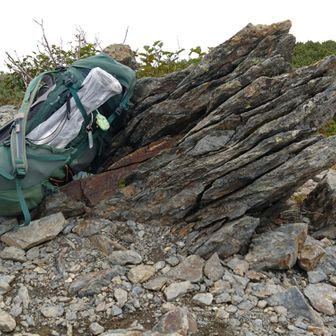 千枚岳の名前の由来と思われる板状節理。ここは10数枚