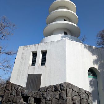 過去の大戦の犠牲者を慰霊する『慰霊の塔』。