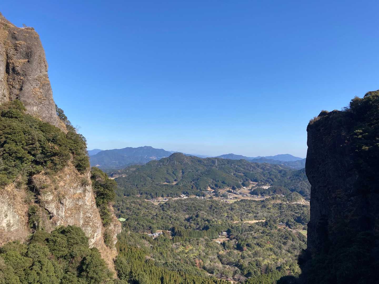 穴場の絶景スポットへ
真ん中に見える山は黒岳です。
その向こうに八幡岳とこの前登った眉山