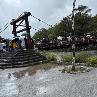 雨でもたくさんの観光客