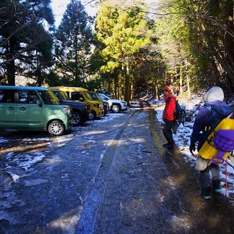 登山口前の駐車スペース🅿️まで戻って来ると🚙増えていました‼️
ガスガスからの綿向ブルー💙で一日楽しませてもらえました🙌