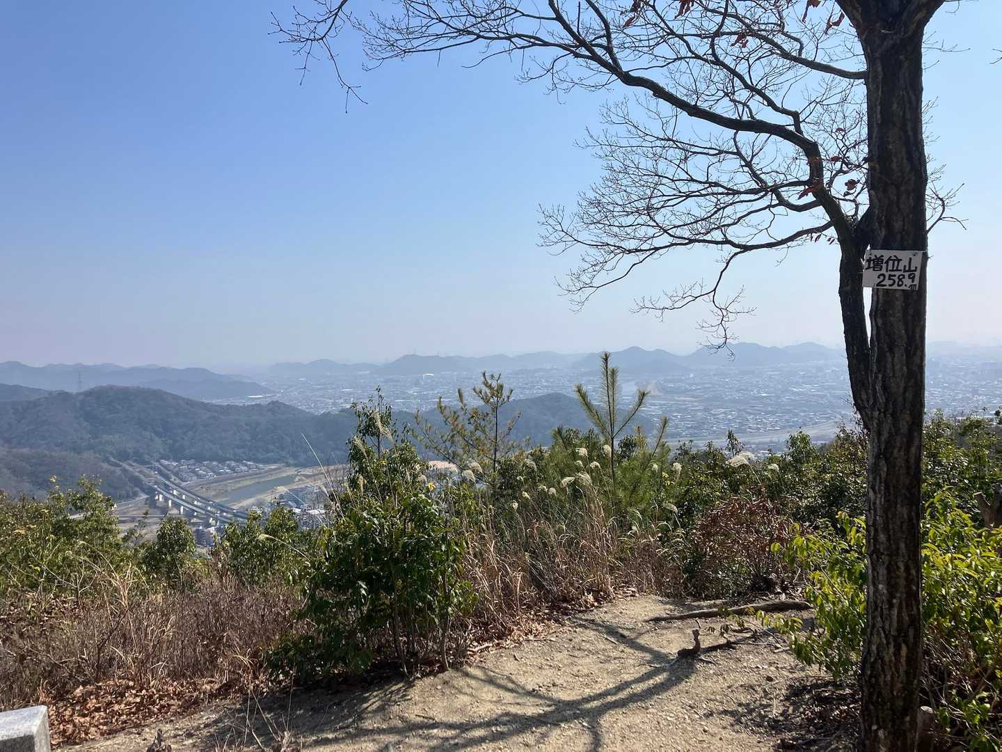 増位山山頂に到着。
晴天だけど、景色は霞んでます😓