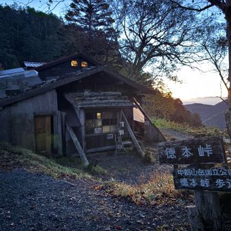 朝日を浴びる徳本峠小屋🌅