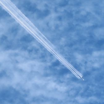 ひこうき雲･･･!
二の峰でゆっくりコーヒータイムの上空を･･･
仙台方向かな･･･?