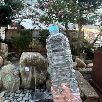 秦野駅前で、運んできた水道水を捨てるにゃ〜