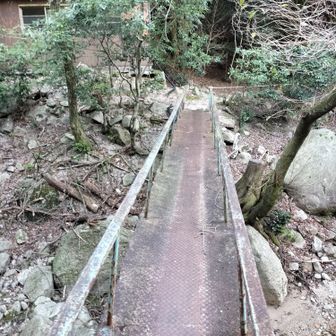 キャンプ場から橋を渡って中尾根の取り付きへ