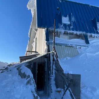 本日のお宿、宝剣山荘！
入り口は密かに開けられてます。