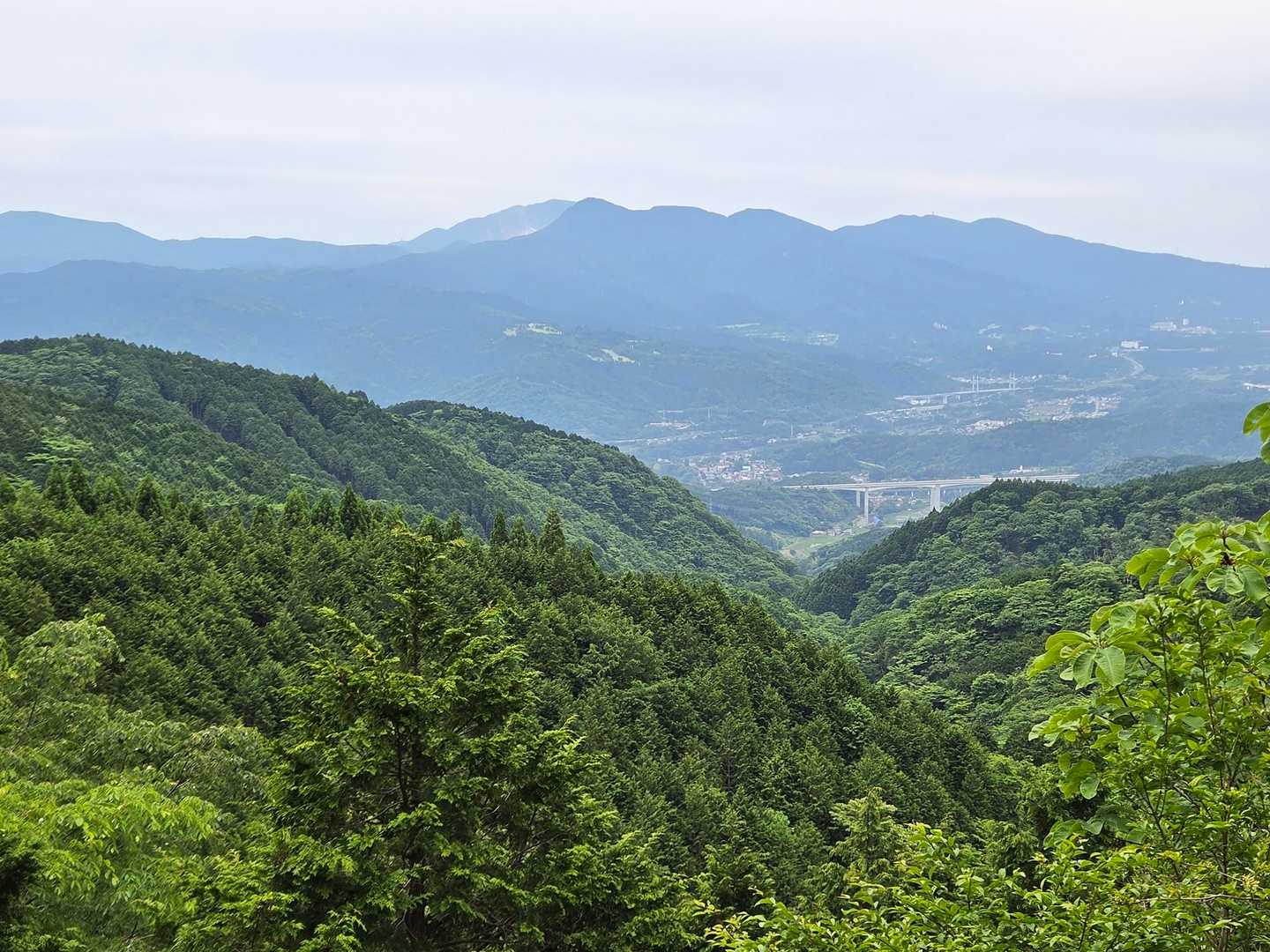 箱根方面。煙は大涌谷かな？