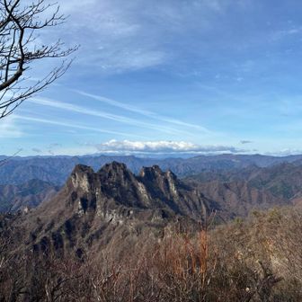 こちらは…
遠くに北岳、甲斐駒ヶ岳、八ヶ岳…⛰️

山頂を堪能したので…天狗岳に向かいます！