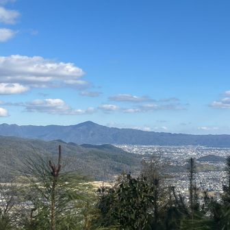 真ん中のとんがりは
たぶん比叡山⛰️