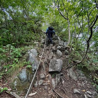 兜山・男三瓶山へ向かいます。
帰りにここで滑落した方がいました。幸い軽症のようでしたが大丈夫だったかな😥