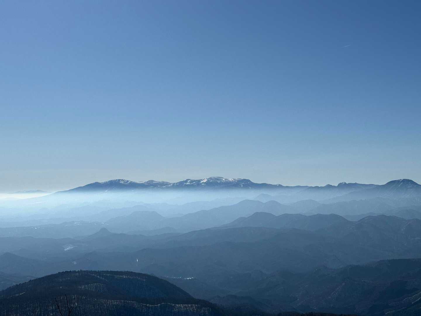 空気の層みたいなのがあって、蔵王が頭を出しているのが綺麗✨