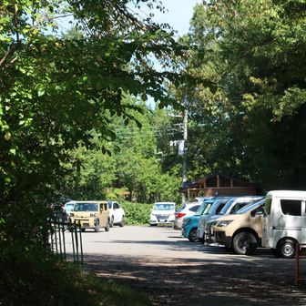 下山。駐車場満車（係の人の誘導あり）