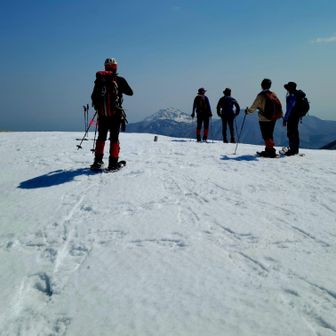 椴法華漁港に入る🛥️２本の白波⛰️銚子海岸、山を隔てて古部、木直の漁港が一望
噴火湾の🛥️は忙しそうだ