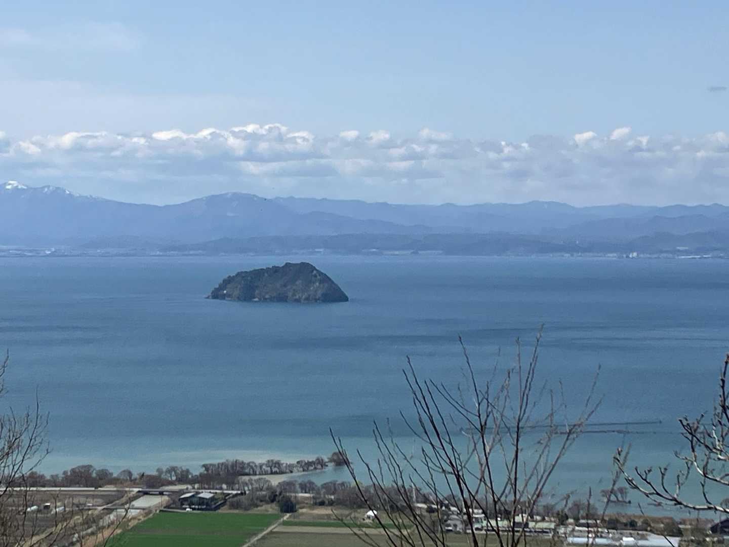 琵琶湖と竹生島が綺麗に見えました。