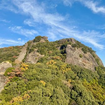 振り返ると、
蒲生山先端の岩場、右の大岩はへべ岩