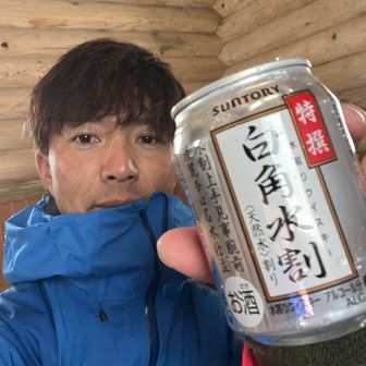 狼平小屋でしばし休憩。
山頂での朝日を見ながら飲むつもりで持ってきた😆
企画倒れなんで持って帰ります😭
