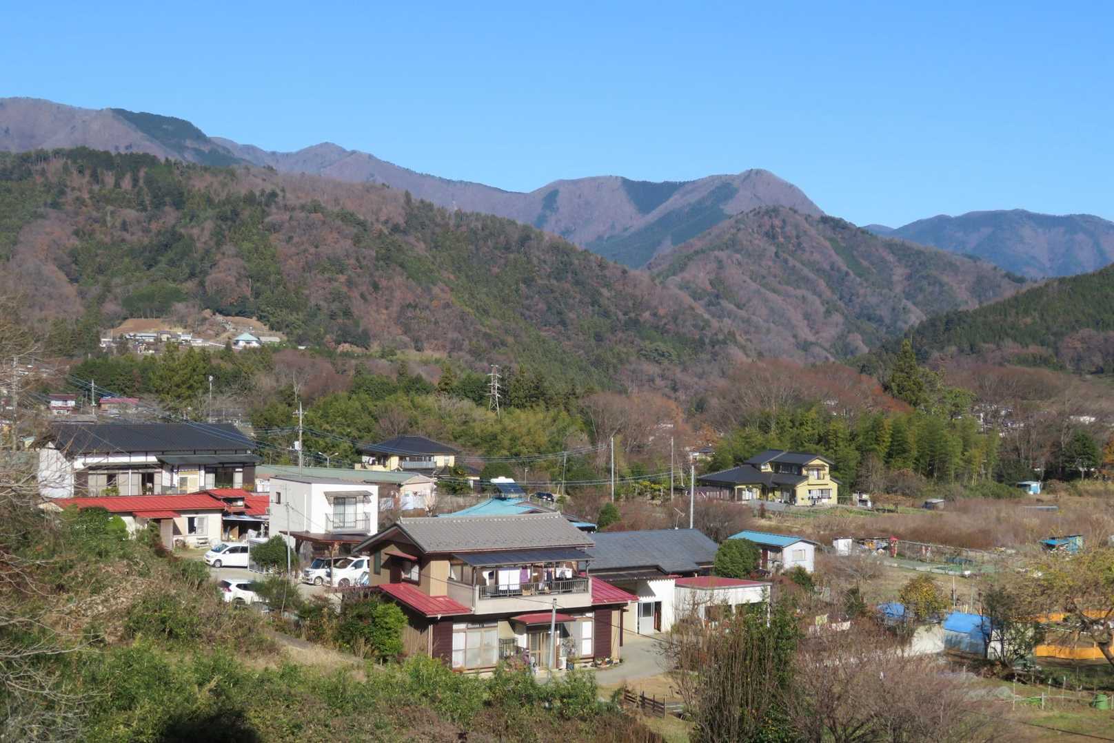 右下に畑倉の集落を見ながらひたすら歩く。